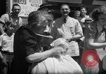 Immagine di Mogli radersi la barba Renton Washington USA, 1939, secondo 28 filmato di repertorio 65675046707