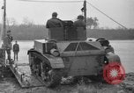 Immagine di Truppe cross river Front Knox Kentucky USA, 1940, secondo 32 filmato di repertorio 65675046732