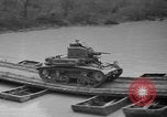 Immagine di Truppe cross river Front Knox Kentucky USA, 1940, secondo 50 filmato di repertorio 65675046732