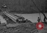 Immagine di Truppe cross river Front Knox Kentucky USA, 1940, secondo 53 filmato di repertorio 65675046732