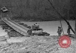 Immagine di Truppe cross river Front Knox Kentucky USA, 1940, secondo 54 filmato di repertorio 65675046732
