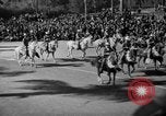 Standbild Rose Bowl Parade 1941 Pasadena California USA, 1941, aus Sekunde 14 historischem Filmmaterial Videoclip 65675046748