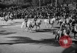 Standbild Rose Bowl Parade 1941 Pasadena California USA, 1941, aus Sekunde 16 historischem Filmmaterial Videoclip 65675046748
