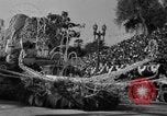 Standbild Rose Bowl Parade 1941 Pasadena California USA, 1941, aus Sekunde 17 historischem Filmmaterial Videoclip 65675046748