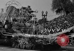 Standbild Rose Bowl Parade 1941 Pasadena California USA, 1941, aus Sekunde 18 historischem Filmmaterial Videoclip 65675046748