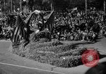 Standbild Rose Bowl Parade 1941 Pasadena California USA, 1941, aus Sekunde 23 historischem Filmmaterial Videoclip 65675046748