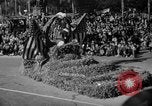 Standbild Rose Bowl Parade 1941 Pasadena California USA, 1941, aus Sekunde 24 historischem Filmmaterial Videoclip 65675046748