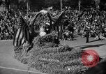 Standbild Rose Bowl Parade 1941 Pasadena California USA, 1941, aus Sekunde 28 historischem Filmmaterial Videoclip 65675046748