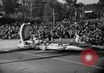 Standbild Rose Bowl Parade 1941 Pasadena California USA, 1941, aus Sekunde 32 historischem Filmmaterial Videoclip 65675046748