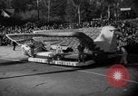 Standbild Rose Bowl Parade 1941 Pasadena California USA, 1941, aus Sekunde 54 historischem Filmmaterial Videoclip 65675046748