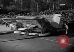 Standbild Rose Bowl Parade 1941 Pasadena California USA, 1941, aus Sekunde 55 historischem Filmmaterial Videoclip 65675046748