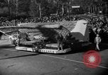 Standbild Rose Bowl Parade 1941 Pasadena California USA, 1941, aus Sekunde 57 historischem Filmmaterial Videoclip 65675046748