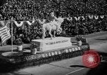 Standbild Rose Bowl Parade 1941 Pasadena California USA, 1941, aus Sekunde 59 historischem Filmmaterial Videoclip 65675046748