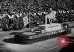 Standbild Rose Bowl Parade 1941 Pasadena California USA, 1941, aus Sekunde 61 historischem Filmmaterial Videoclip 65675046748