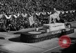 Standbild Rose Bowl Parade 1941 Pasadena California USA, 1941, aus Sekunde 62 historischem Filmmaterial Videoclip 65675046748