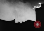 Standbild Brand in Scotch Whiskey Lager Glasgow Schottland, 1960, aus Sekunde 26 historischem Filmmaterial Videoclip 65675046755