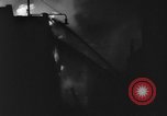 Standbild Brand in Scotch Whiskey Lager Glasgow Schottland, 1960, aus Sekunde 36 historischem Filmmaterial Videoclip 65675046755