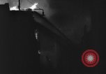 Standbild Brand in Scotch Whiskey Lager Glasgow Schottland, 1960, aus Sekunde 37 historischem Filmmaterial Videoclip 65675046755