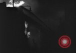 Standbild Brand in Scotch Whiskey Lager Glasgow Schottland, 1960, aus Sekunde 38 historischem Filmmaterial Videoclip 65675046755