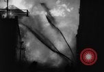 Standbild Brand in Scotch Whiskey Lager Glasgow Schottland, 1960, aus Sekunde 44 historischem Filmmaterial Videoclip 65675046755