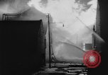 Standbild Brand in Scotch Whiskey Lager Glasgow Schottland, 1960, aus Sekunde 53 historischem Filmmaterial Videoclip 65675046755