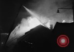 Standbild Brand in Scotch Whiskey Lager Glasgow Schottland, 1960, aus Sekunde 55 historischem Filmmaterial Videoclip 65675046755