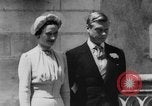 Standbild Ehe der Herzog von Windsor und Wallis Warfield Simpson Frankreich, 1937, aus Sekunde 30 historischem Filmmaterial Videoclip 65675046760