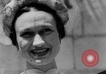 Standbild Ehe der Herzog von Windsor und Wallis Warfield Simpson Frankreich, 1937, aus Sekunde 39 historischem Filmmaterial Videoclip 65675046760