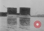 Standbild US Navy schwimmende Trockendock im Pazifischen Ozean Pacific Theater, 1945, aus Sekunde 16 historischem Filmmaterial Videoclip 65675046769