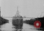 Standbild US Navy schwimmende Trockendock im Pazifischen Ozean Pacific Theater, 1945, aus Sekunde 39 historischem Filmmaterial Videoclip 65675046769