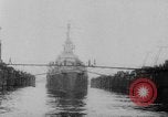 Standbild US Navy schwimmende Trockendock im Pazifischen Ozean Pacific Theater, 1945, aus Sekunde 40 historischem Filmmaterial Videoclip 65675046769