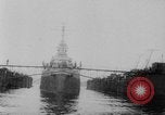 Standbild US Navy schwimmende Trockendock im Pazifischen Ozean Pacific Theater, 1945, aus Sekunde 42 historischem Filmmaterial Videoclip 65675046769
