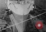 Standbild US Navy schwimmende Trockendock im Pazifischen Ozean Pacific Theater, 1945, aus Sekunde 49 historischem Filmmaterial Videoclip 65675046769
