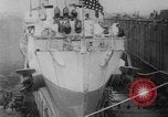 Standbild US Navy schwimmende Trockendock im Pazifischen Ozean Pacific Theater, 1945, aus Sekunde 50 historischem Filmmaterial Videoclip 65675046769