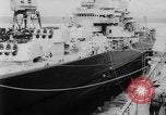 Standbild US Navy schwimmende Trockendock im Pazifischen Ozean Pacific Theater, 1945, aus Sekunde 58 historischem Filmmaterial Videoclip 65675046769