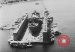Standbild US Navy schwimmende Trockendock im Pazifischen Ozean Pacific Theater, 1945, aus Sekunde 60 historischem Filmmaterial Videoclip 65675046769