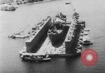 Standbild US Navy schwimmende Trockendock im Pazifischen Ozean Pacific Theater, 1945, aus Sekunde 61 historischem Filmmaterial Videoclip 65675046769