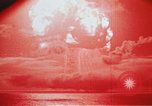 Immagine di Zuni shot test nucleari Pacific Proving Grounds Isole Marshall, 1956, secondo 43 filmato di repertorio 65675046795