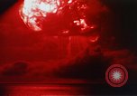 Immagine di Zuni shot test nucleari Pacific Proving Grounds Isole Marshall, 1956, secondo 51 filmato di repertorio 65675046795