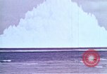 Immagine di Bomba nucleare il test in mare Le isole della Micronesia Oceano Pacifico, 1955, secondo 26 filmato di repertorio 65675046798
