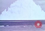 Immagine di Bomba nucleare il test in mare Le isole della Micronesia Oceano Pacifico, 1955, secondo 27 filmato di repertorio 65675046798