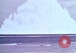 Immagine di Bomba nucleare il test in mare Le isole della Micronesia Oceano Pacifico, 1955, secondo 28 filmato di repertorio 65675046798