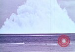 Immagine di Bomba nucleare il test in mare Le isole della Micronesia Oceano Pacifico, 1955, secondo 29 filmato di repertorio 65675046798