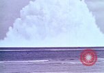 Immagine di Bomba nucleare il test in mare Le isole della Micronesia Oceano Pacifico, 1955, secondo 30 filmato di repertorio 65675046798