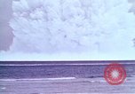 Immagine di Bomba nucleare il test in mare Le isole della Micronesia Oceano Pacifico, 1955, secondo 31 filmato di repertorio 65675046798
