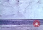 Immagine di Bomba nucleare il test in mare Le isole della Micronesia Oceano Pacifico, 1955, secondo 34 filmato di repertorio 65675046798