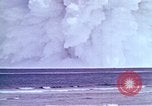 Immagine di Bomba nucleare il test in mare Le isole della Micronesia Oceano Pacifico, 1955, secondo 35 filmato di repertorio 65675046798