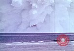 Immagine di Bomba nucleare il test in mare Le isole della Micronesia Oceano Pacifico, 1955, secondo 36 filmato di repertorio 65675046798