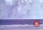 Immagine di Bomba nucleare il test in mare Le isole della Micronesia Oceano Pacifico, 1955, secondo 37 filmato di repertorio 65675046798