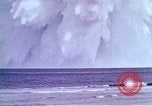 Immagine di Bomba nucleare il test in mare Le isole della Micronesia Oceano Pacifico, 1955, secondo 38 filmato di repertorio 65675046798
